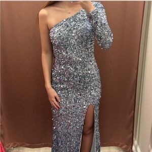 Aleta size 2 prom dress in style 667